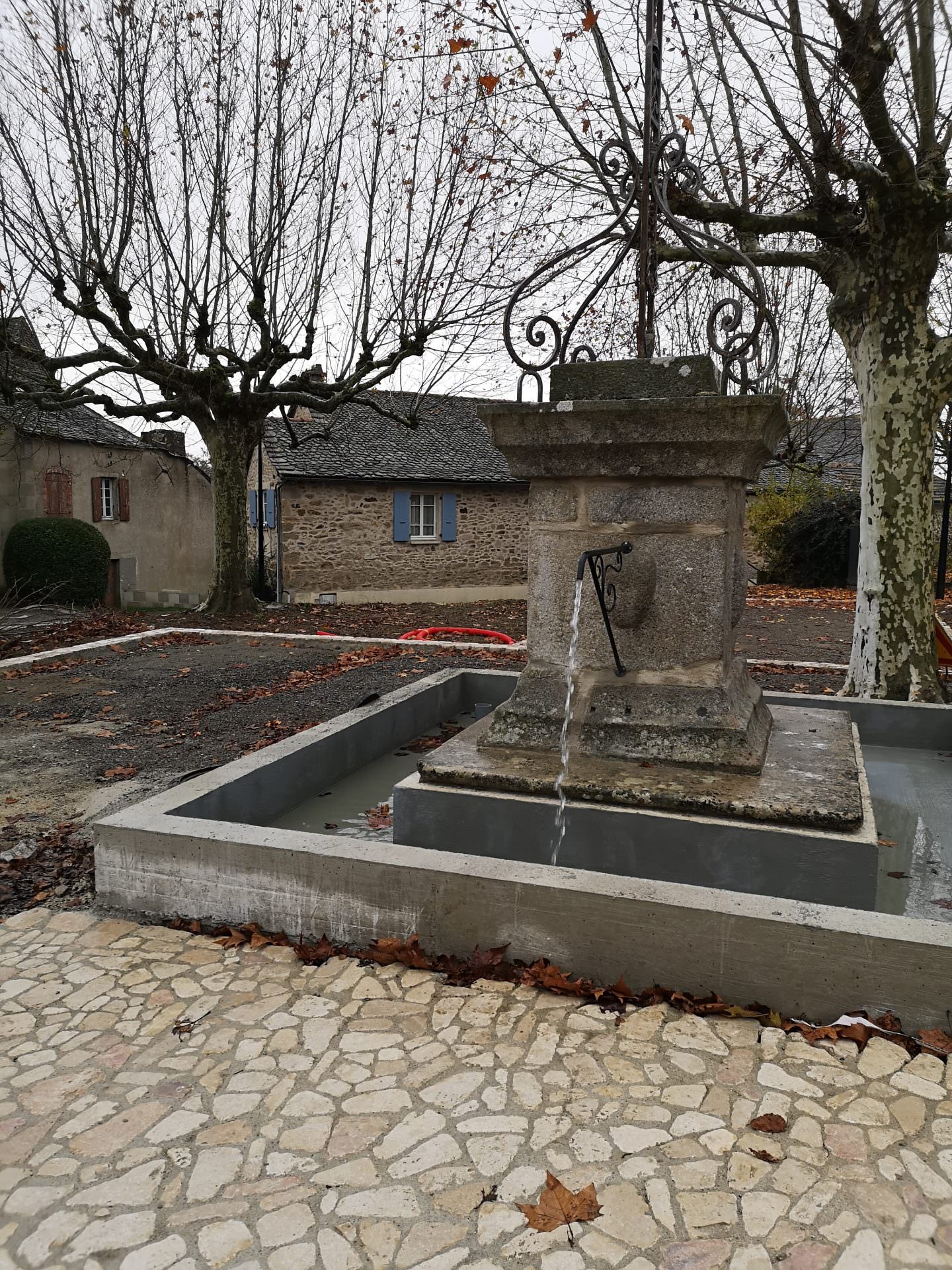 Lire la suite à propos de l’article Fontaine sur la place du village
